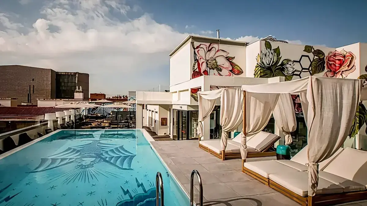 Top 10 hoteles con piscina en las alturas de Madrid para pasar el día